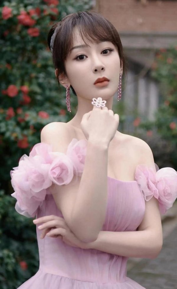 股票配资正规平台 童星杨紫33岁惊艳蜕变，白玉兰红毯美翻全场，张一山却只做朋友？
